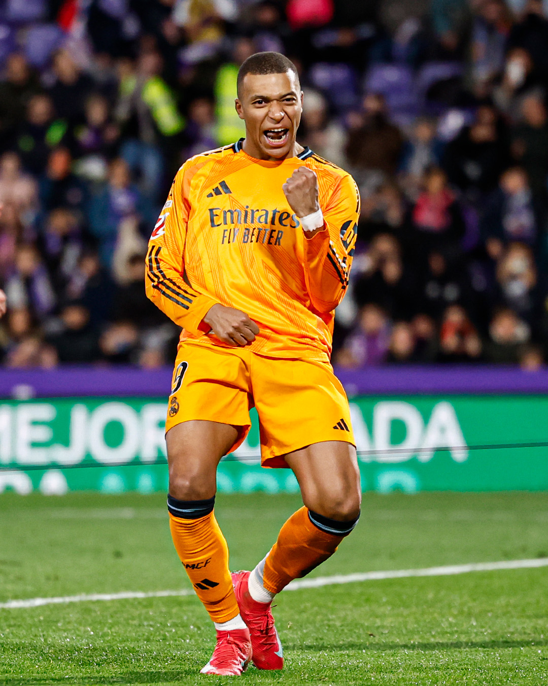 一名球员在比赛中取得帽子戏法，帮助球队获胜