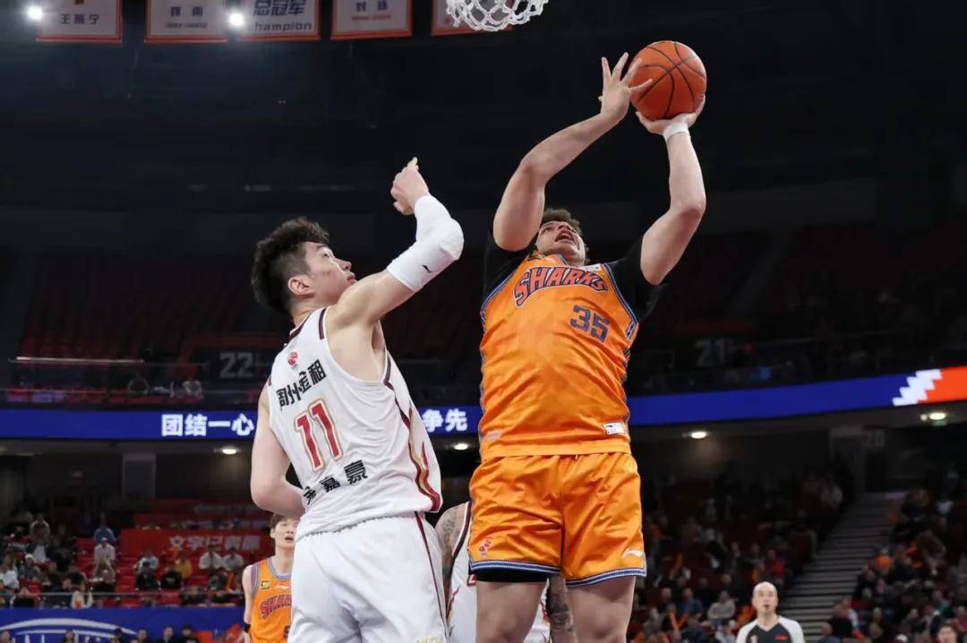 包含上海男篮全队爆发，一举击败对手，取得胜利的词条