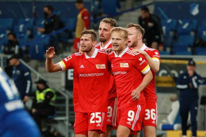 包含莱比锡调整阵容迎战奥格斯堡的词条