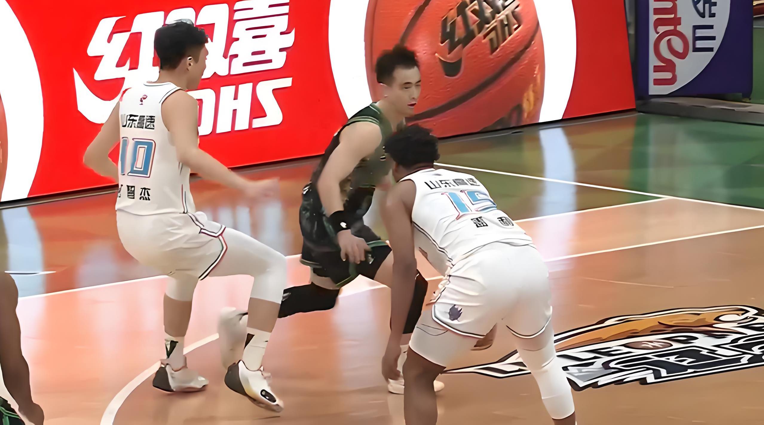 山东男篮战胜辽宁队接连取得胜利 山东男篮战胜辽宁队接连取得胜利