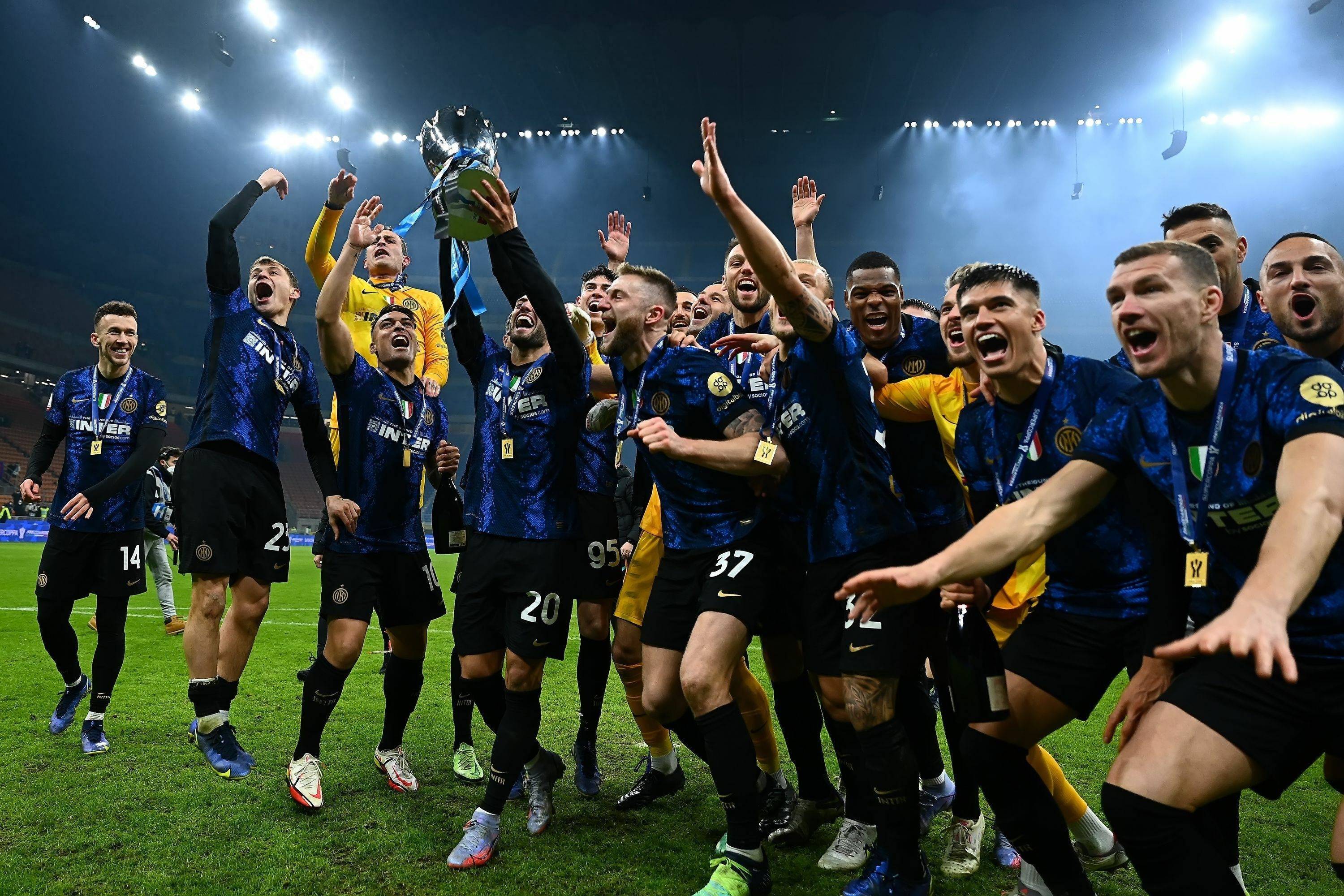 包含国际米兰成功续约主力后卫斯克里尼亚尔的词条