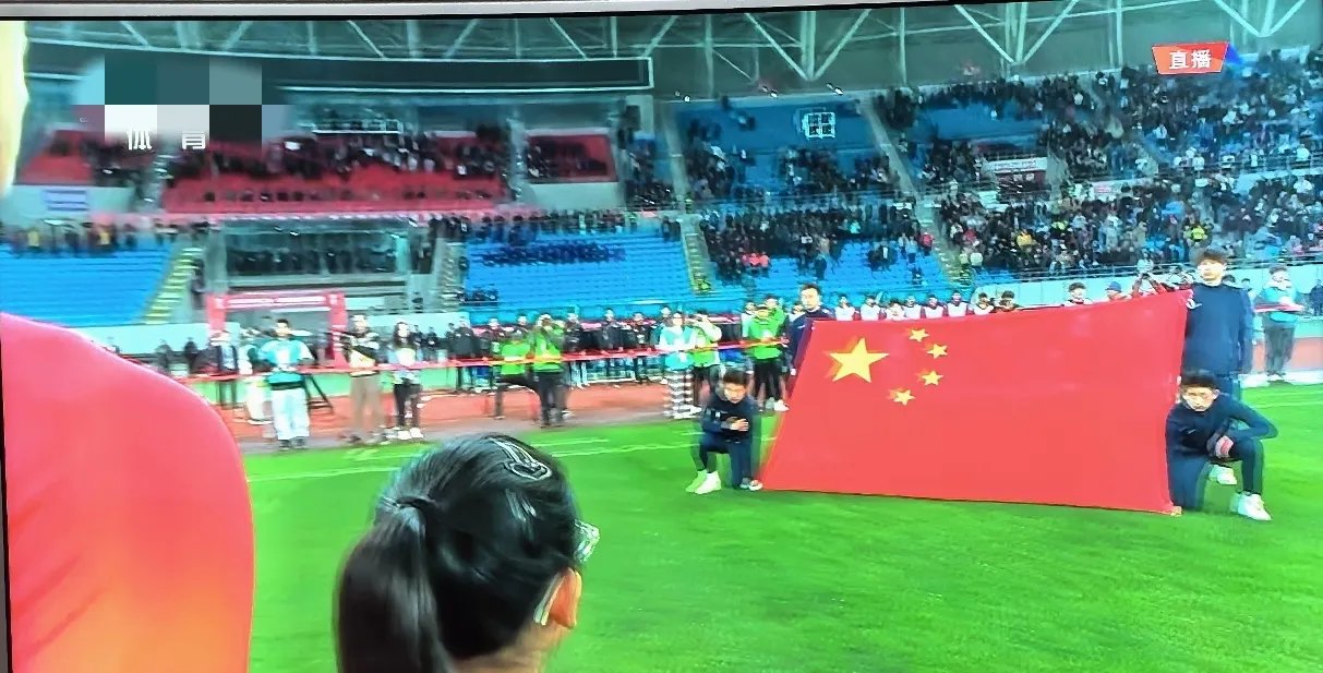 中国足球队在国际大赛中展露实力