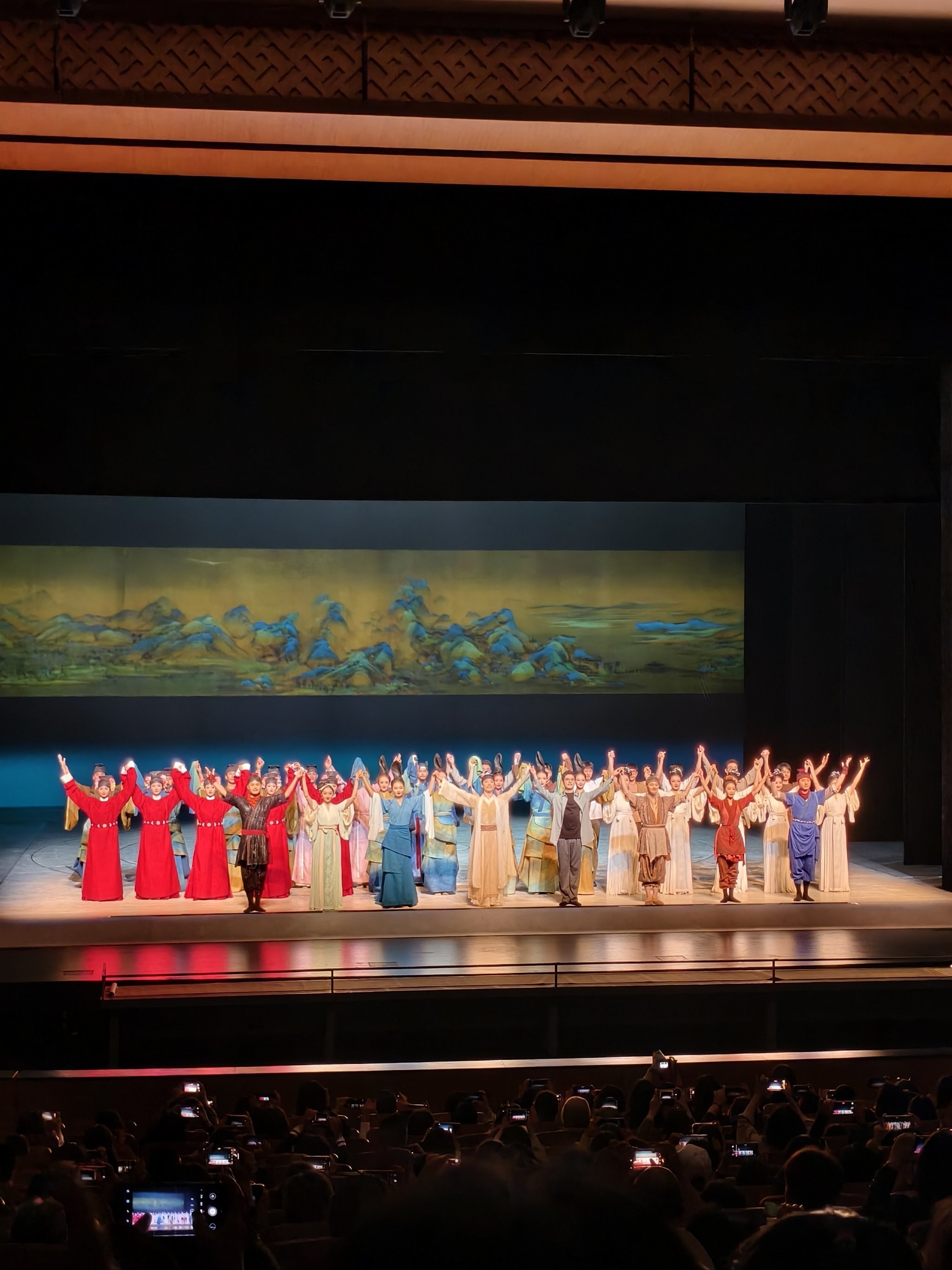 观众乐此不疲,赛场上演精彩大戏 观众乐此不疲,赛场上演精彩大戏