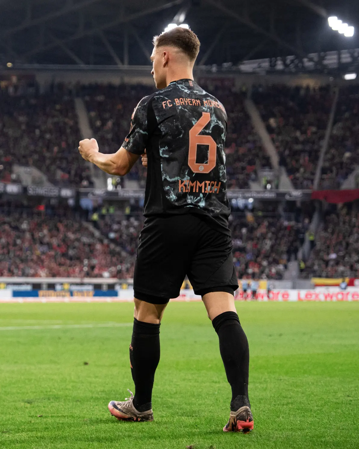 关于弗赖堡逆转比赛取胜，保住中游位置的信息