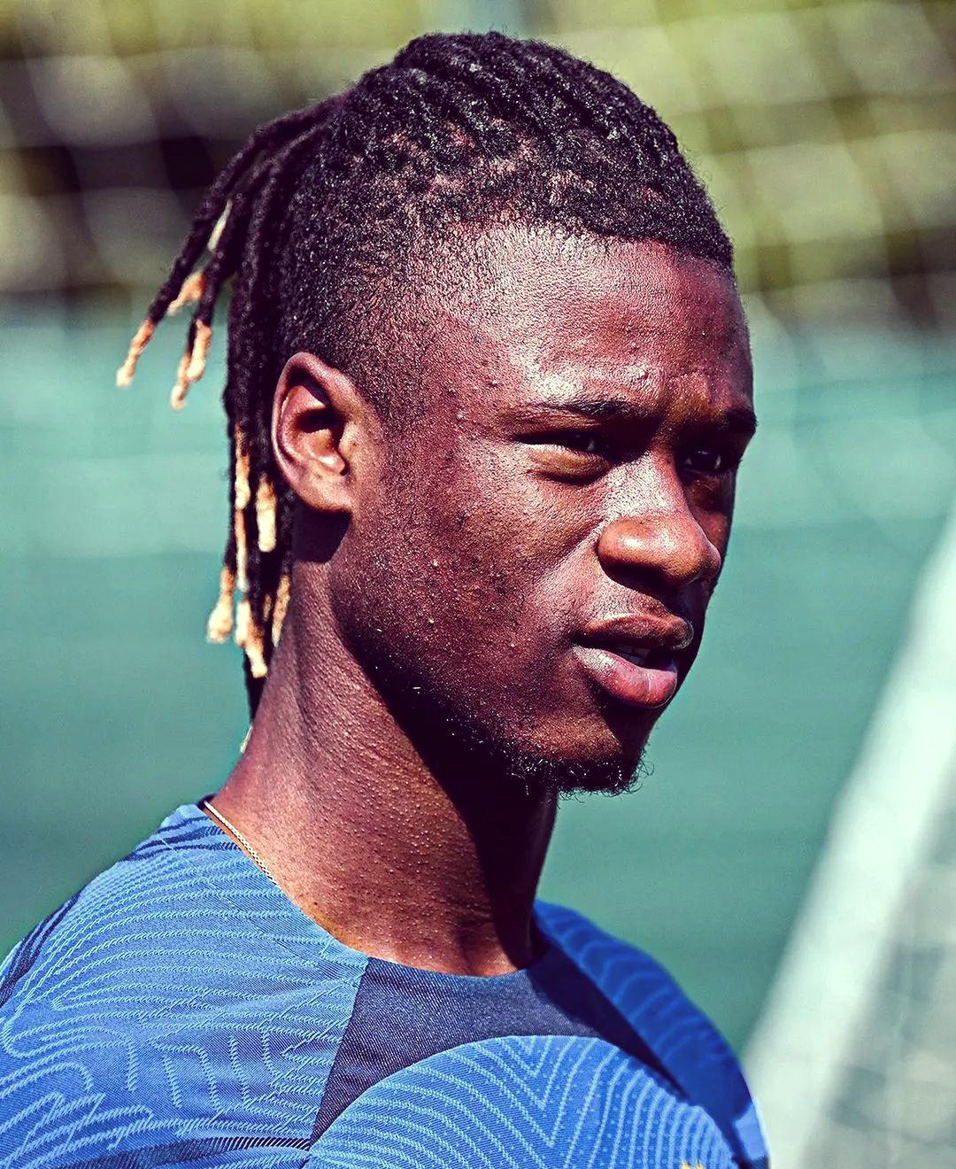 球员表现抢眼，场上对决精彩纷呈观赏性十足的简单介绍