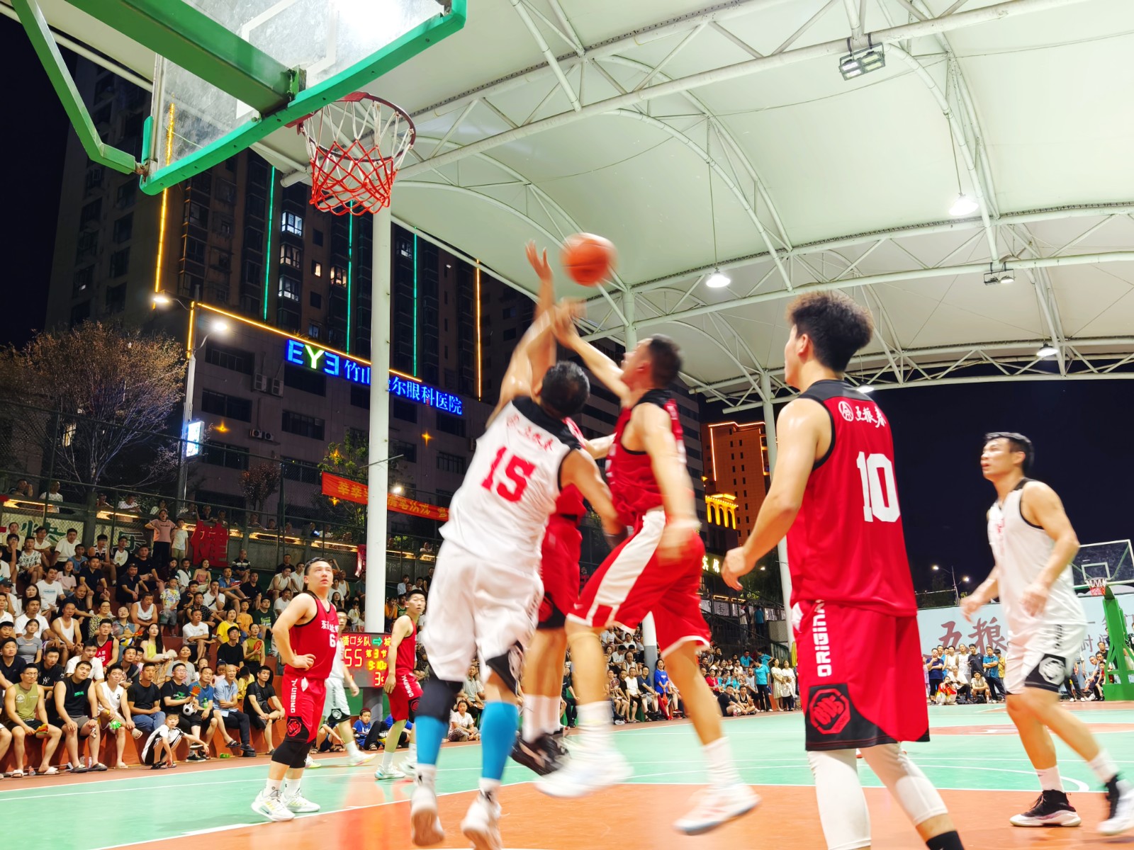 国内篮球联赛的紧张角逐赢得阵阵掌声的简单介绍